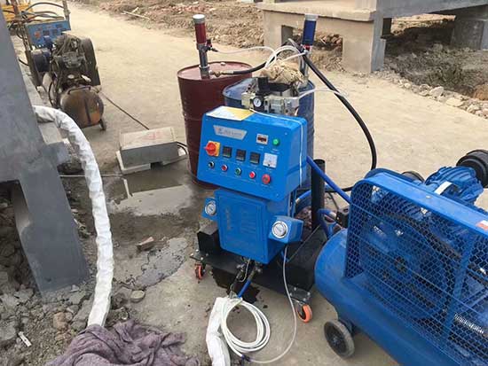 不規(guī)則物體聚氨酯噴涂機(圖1) Q2600聚氨酯噴涂機移動房噴涂施工