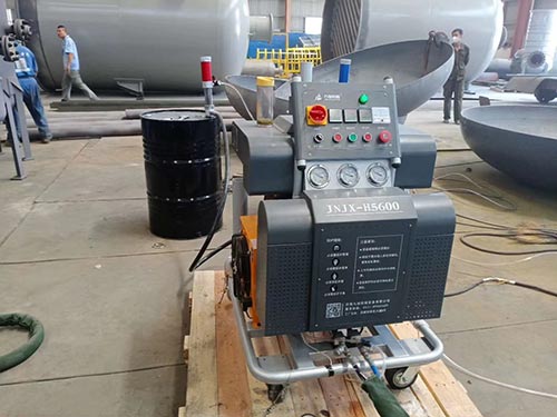 聚脲噴涂機哪家的好用(圖1) H5600聚脲噴涂機罐體防腐聚脲施工