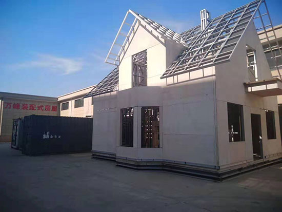 輕鋼房聚氨酯保溫發(fā)泡機(jī)(圖1) 輕鋼房聚氨酯保溫發(fā)泡機(jī)